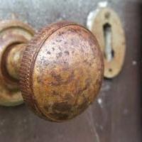 מנעולן בראש העין